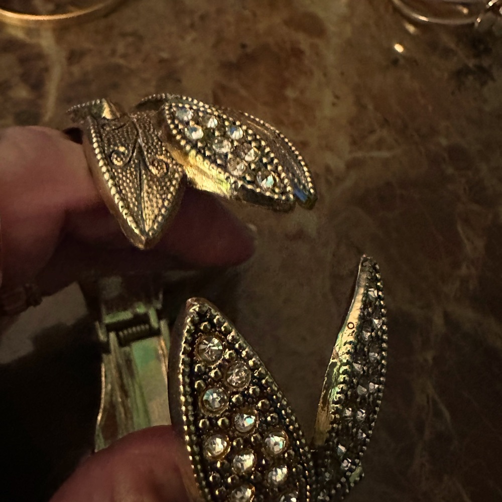 Gold plated bracelet With zircon.
